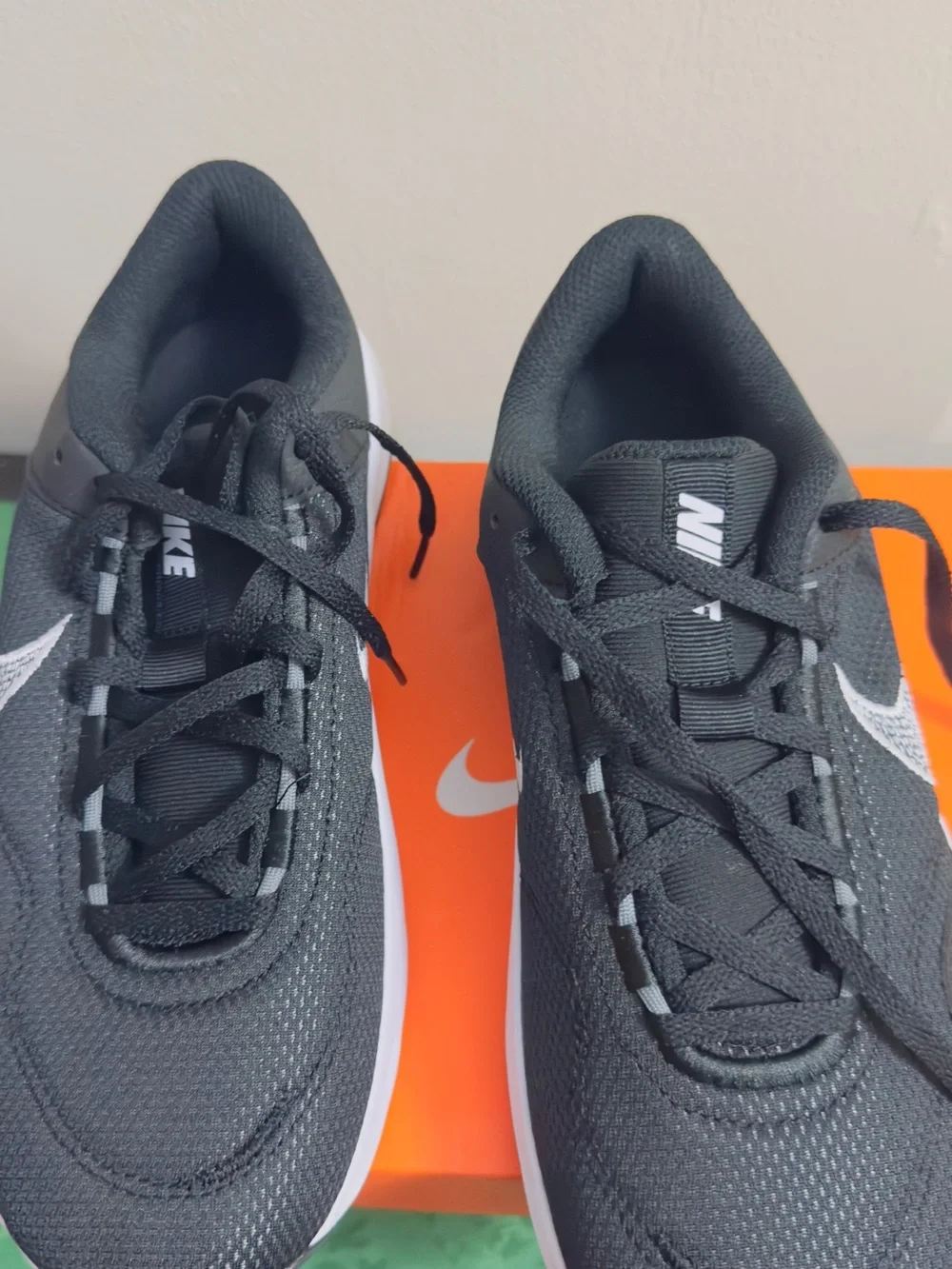 Nike Men's Black and White Low-Top Sneakers
